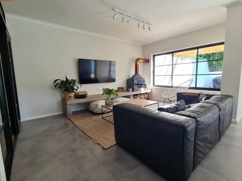 Holiday home in Fresnay-NO load shedding in a secure estate Maison in Sea Point