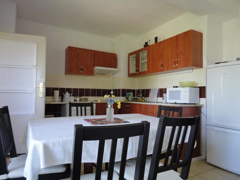 Kitchen or kitchenette, Dining area, Communal kitchen