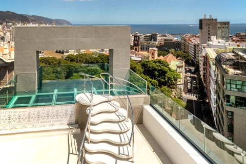 Property building, View (from property/room), Balcony/Terrace, City view, Sea view