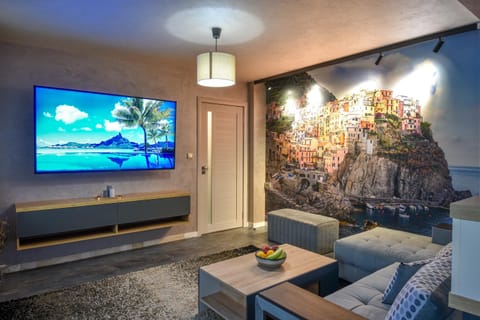 Communal lounge/ TV room, TV and multimedia, Living room, Seating area, Evening entertainment