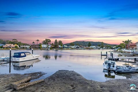 Aircabin - Woy Woy - Water Front - 6 Beds Lux Home House in Central Coast