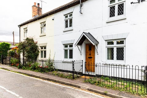 Property building, Spring, Day, Neighbourhood, Garden, Garden view, Street view, Parking