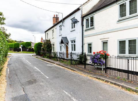 Property building, Spring, Day, Neighbourhood, Garden, Garden view, Street view, Parking