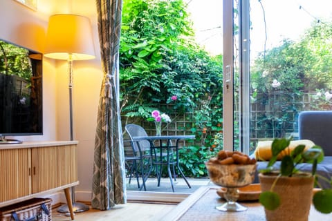 Splendid 2BR wprivate gdn, Fulham Condo in London Borough of Richmond upon Thames