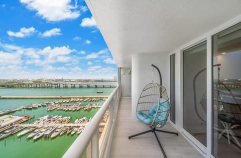Blooming Sun Direct Ocean View Casa in Miami
