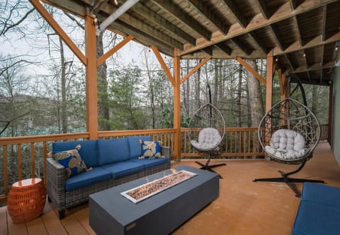 Wrap-Around Porch, Hot Tub and Game Room House in Watauga