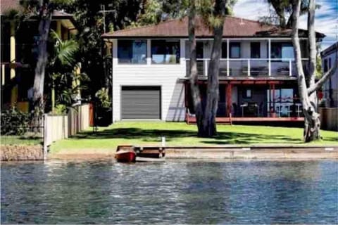 Waterfront Lake House with private jetty House in Central Coast