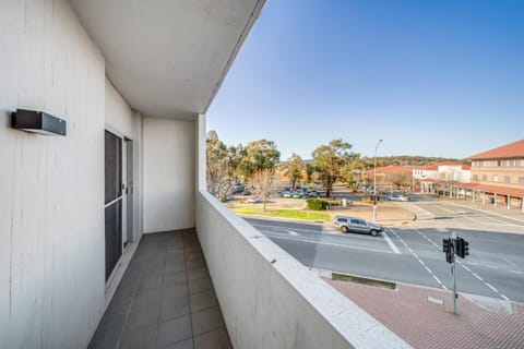 Comfy Lakeside 1-Bed with Secure Parking Condo in Canberra