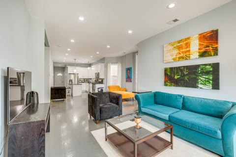 Chic Chicago Getaway with Deck, 7 Mi to Downtown! Condominio in Chicago