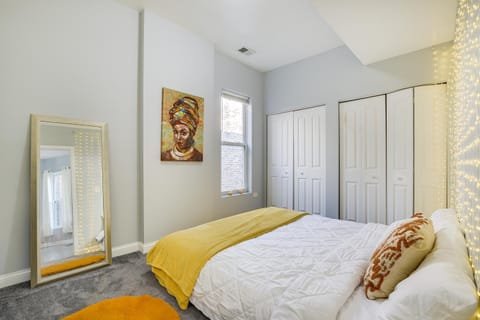 Chic Chicago Getaway with Deck, 7 Mi to Downtown! Appartamento in Chicago