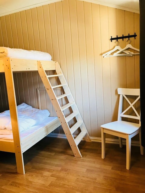 Bedroom, bunk bed