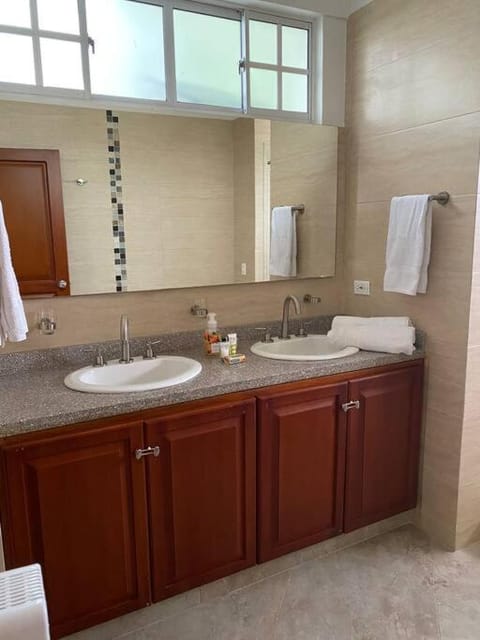 Condominio el peñón 5 habitaciones /baño privado House in Girardot