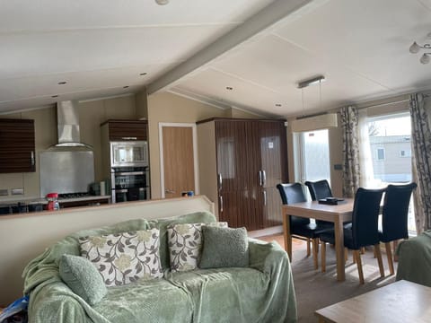 3 Bedroom Lodge - Willows 24, Trecco Bay Casa in Porthcawl