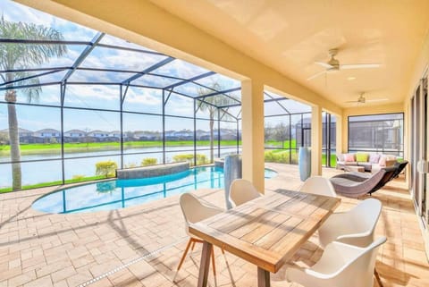 Lakefront Modern 10BR Home - Pool Hot Tub BBQ House in Kissimmee