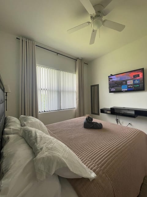 Bed, TV and multimedia, Bedroom