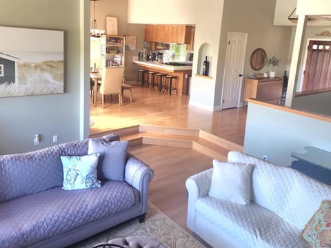 HillsideWineEscape EV Charger 4-BedRoom 3 KingBeds 2 FullBeds Hot Tub House in Templeton