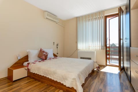 Bed, Balcony/Terrace, Bedroom, Sea view, internet, towels, wardrobe, air conditioner