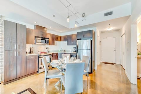 Luxury 2BR Condo - King Bed - Stunning City Views House in Calgary