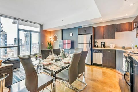 Modern 2BR Condo - King Bed - Downtown City Views House in Calgary