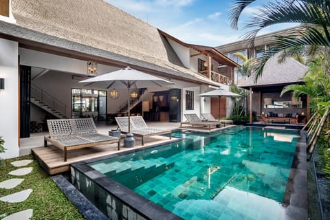 Property building, Balcony/Terrace, Pool view, Swimming pool, Swimming pool, sunbed