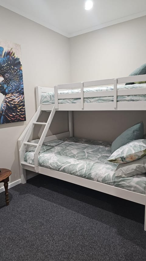 Bedroom, bunk bed