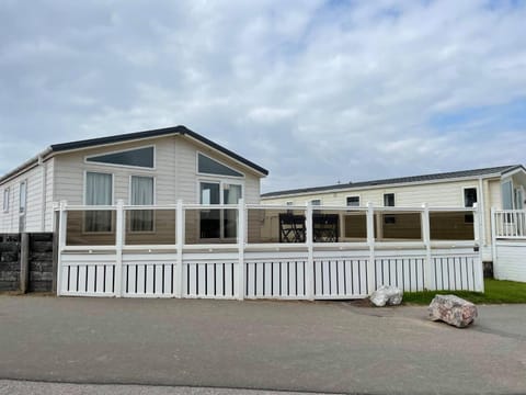 2 Bedroom Lodge - Honeysuckle 95, Trecco Bay House in Porthcawl