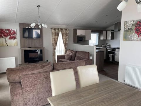 2 Bedroom Lodge - Honeysuckle 95, Trecco Bay Maison in Porthcawl