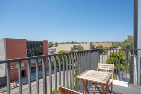 Culver City 1br w rooftop lounge access to 405 LAX-1124 Condo in Culver City