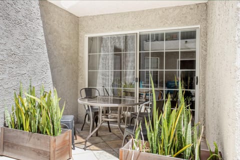 Beverly Hills 2br w courtyard nr BH attractions LAX-1117 Condo in Beverly Hills