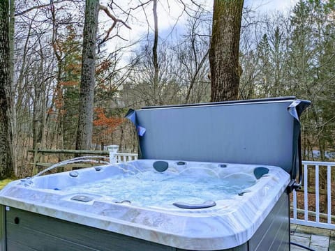 The Athena Hideaway - hottub, firepit, lake & racetrack House in Saratoga Lake