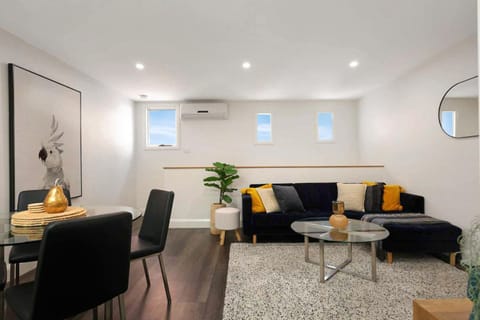 City Centre Unit Overlooking Ryrie Street! Apartment in Geelong