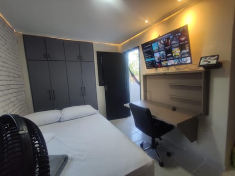 Bed, TV and multimedia, Photo of the whole room, Bedroom, hair dresser