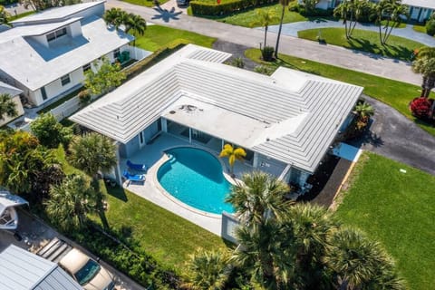 4 Bedroom Pool Home - Walk to the Beach Maison in Riviera Beach