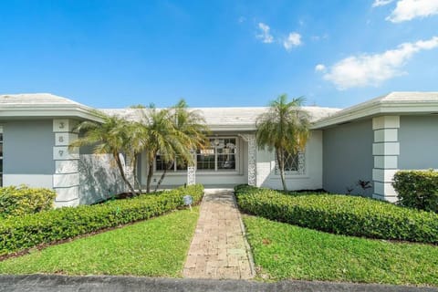 4 Bedroom Pool Home - Walk to the Beach Casa in Riviera Beach