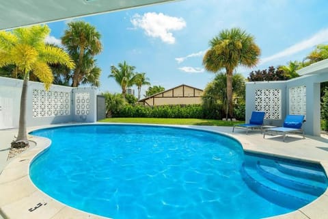 4 Bedroom Pool Home - Walk to the Beach Maison in Riviera Beach