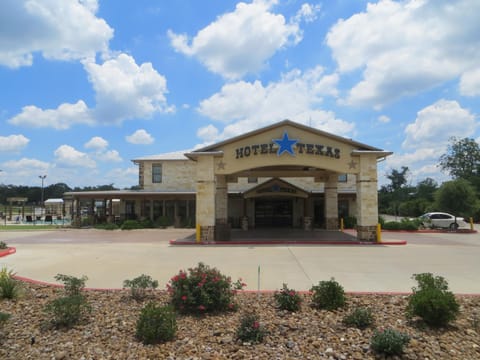 Facade/entrance, Day, Property logo or sign