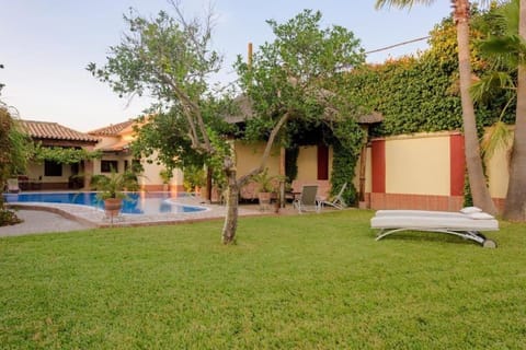 Andalusian Villa w/ Pool, Garden & Barbecue Villa in Écija