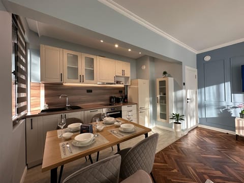 Kitchen or kitchenette, Dining area