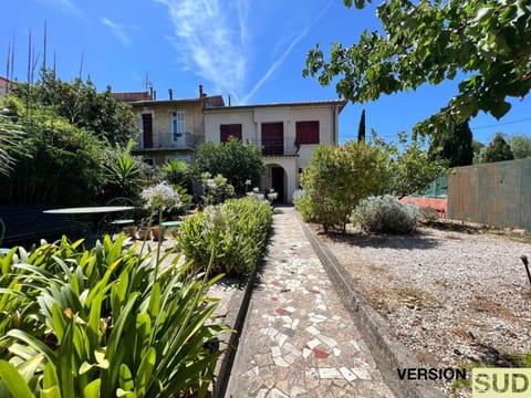 Version SUD Lumineuse Bas Maison avec jardin Chambre d’hôte in Toulon