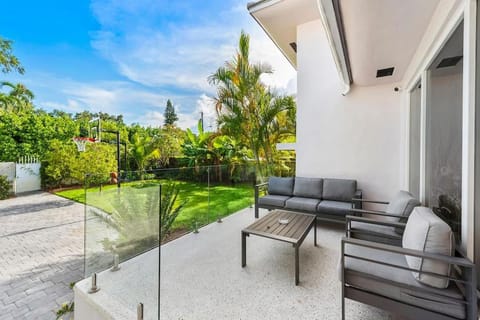 Beautiful Villa with heated pool Sleeps 14 Guest House in Miami Shores