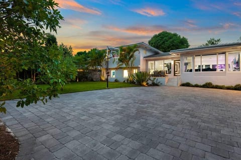 Beautiful Villa with heated pool Sleeps 14 Guest Maison in Miami Shores