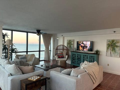beautiful oceanfront two bedroom condo Apartment in Daytona Beach Shores