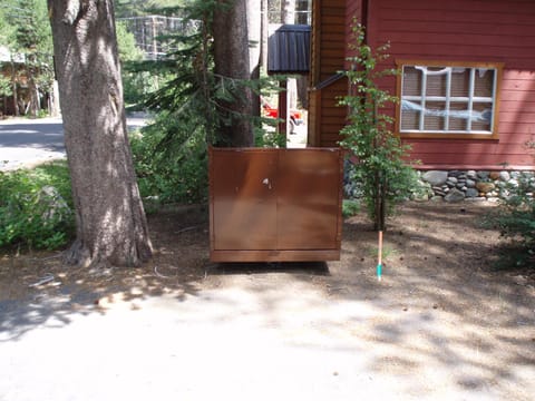 2 bedroom, 2 bath, sleeps 6 adults West End of Donner Lake DLR#021 Casa in Truckee