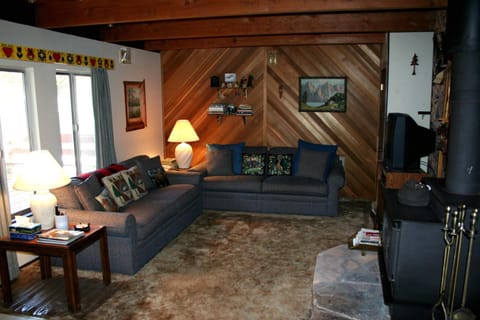 2 bedroom, 2 bath, sleeps 6 adults West End of Donner Lake DLR#011 Haus in Truckee