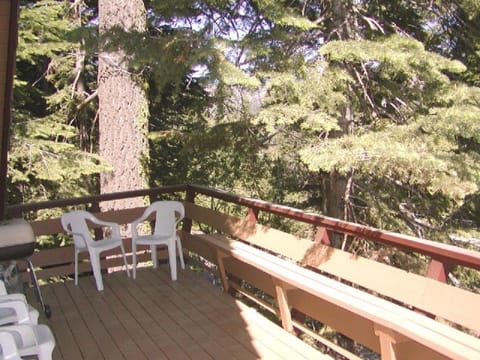 2 bedroom, 2 bath, sleeps 6 adults West End of Donner Lake DLR#021 Haus in Truckee