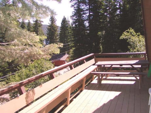 2 bedroom, 2 bath, sleeps 6 adults West End of Donner Lake DLR#021 House in Truckee