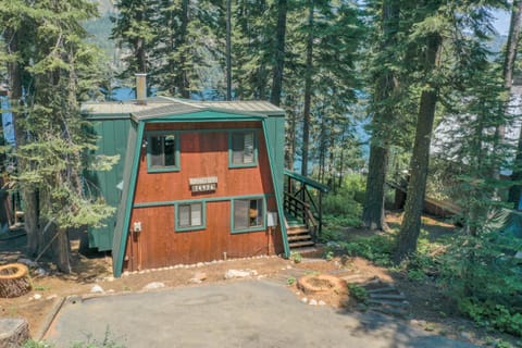 2 bedroom and Loft, 2 bath, sleeps 6 Donner Lakefront with private dock DLR#013 House in Truckee