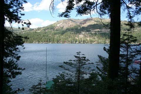 2 bedroom and Loft, 2 bath, sleeps 6 Donner Lakefront with private dock DLR#013 House in Truckee