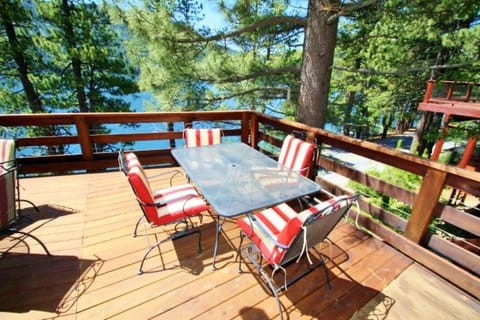 3 bedroom and Loft, 3 bath, sleeps 8 Direct Donner Lake Access DLR#070 House in Donner Lake