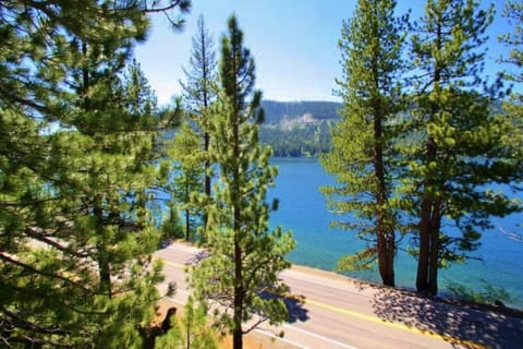 3 bedroom and Loft, 3 bath, sleeps 8 Direct Donner Lake Access DLR#070 House in Donner Lake